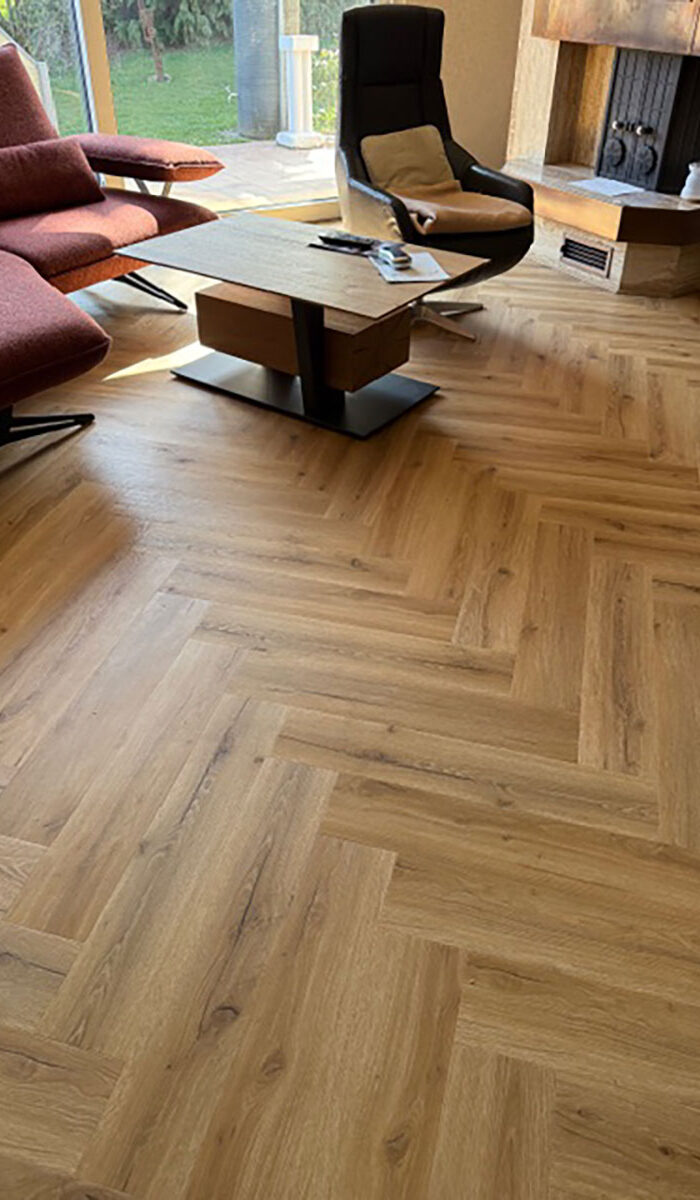 Im Fischgrätmuster verlegter Holboden